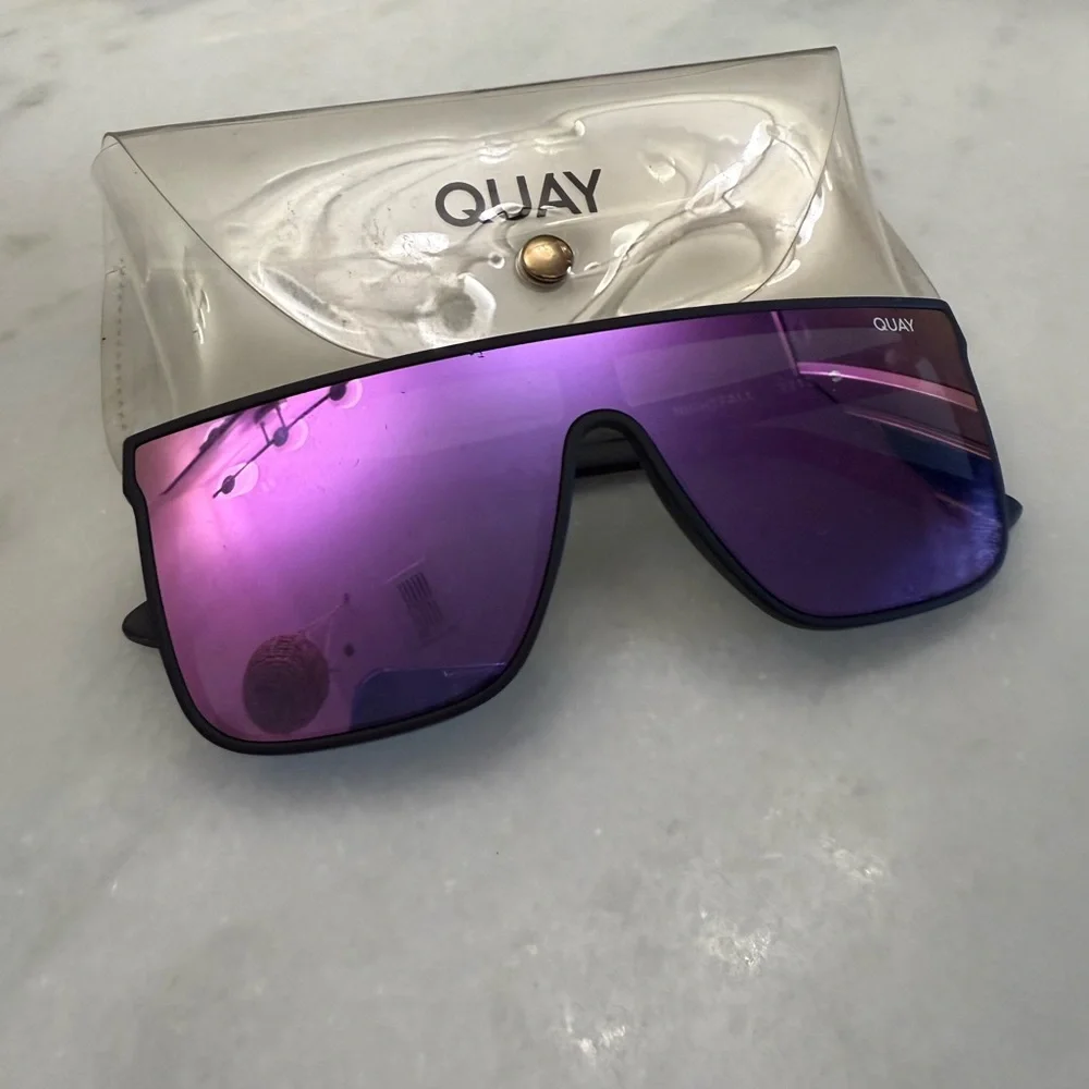 Quay Shield Sunglasses - Picture 1 of 1